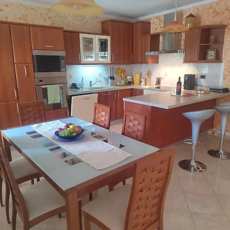 Bella Vista - For Up To 6 People With Sea & Castle View